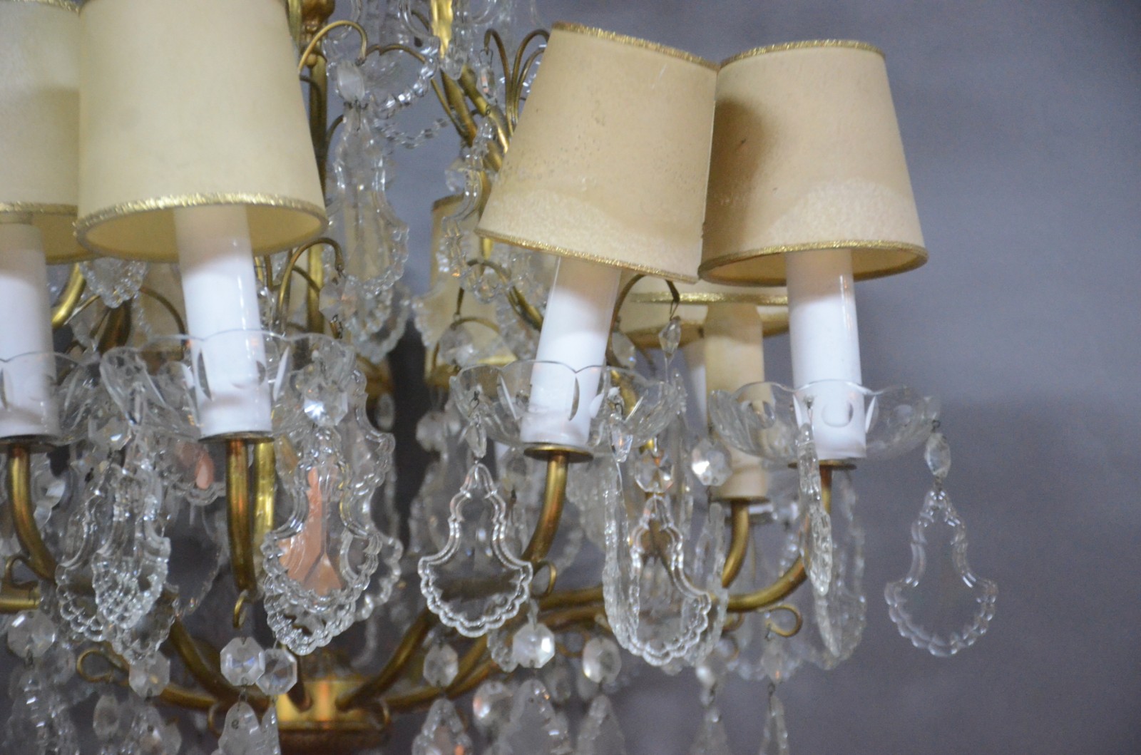 Lustre estilo Versailles para 12 luzes de metal dourado com placas e... - foto 2 de 9