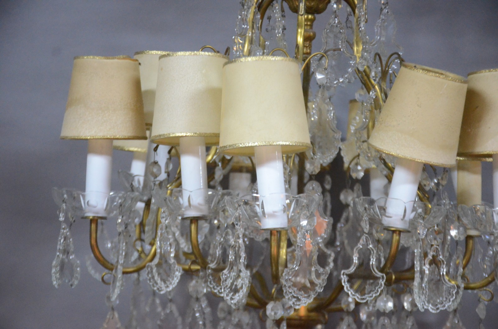 Lustre estilo Versailles para 12 luzes de metal dourado com placas e... - foto 3 de 9
