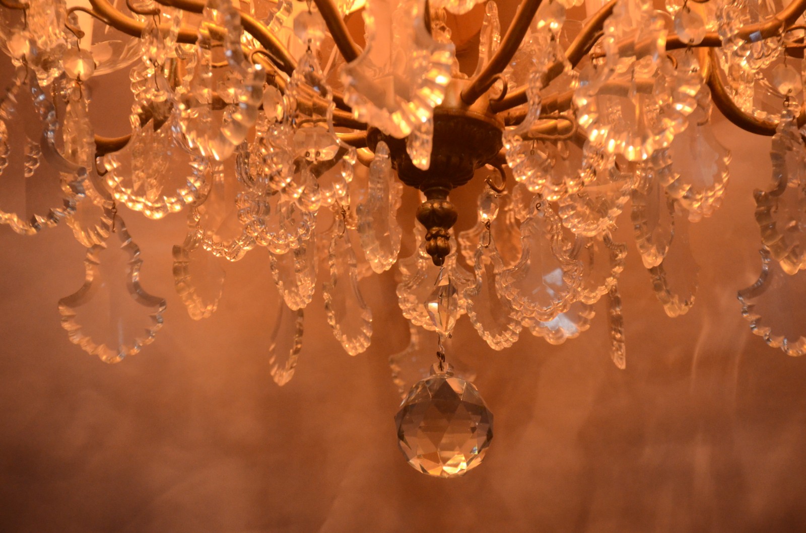Lustre estilo Versailles para 12 luzes de metal dourado com placas e... - foto 4 de 9