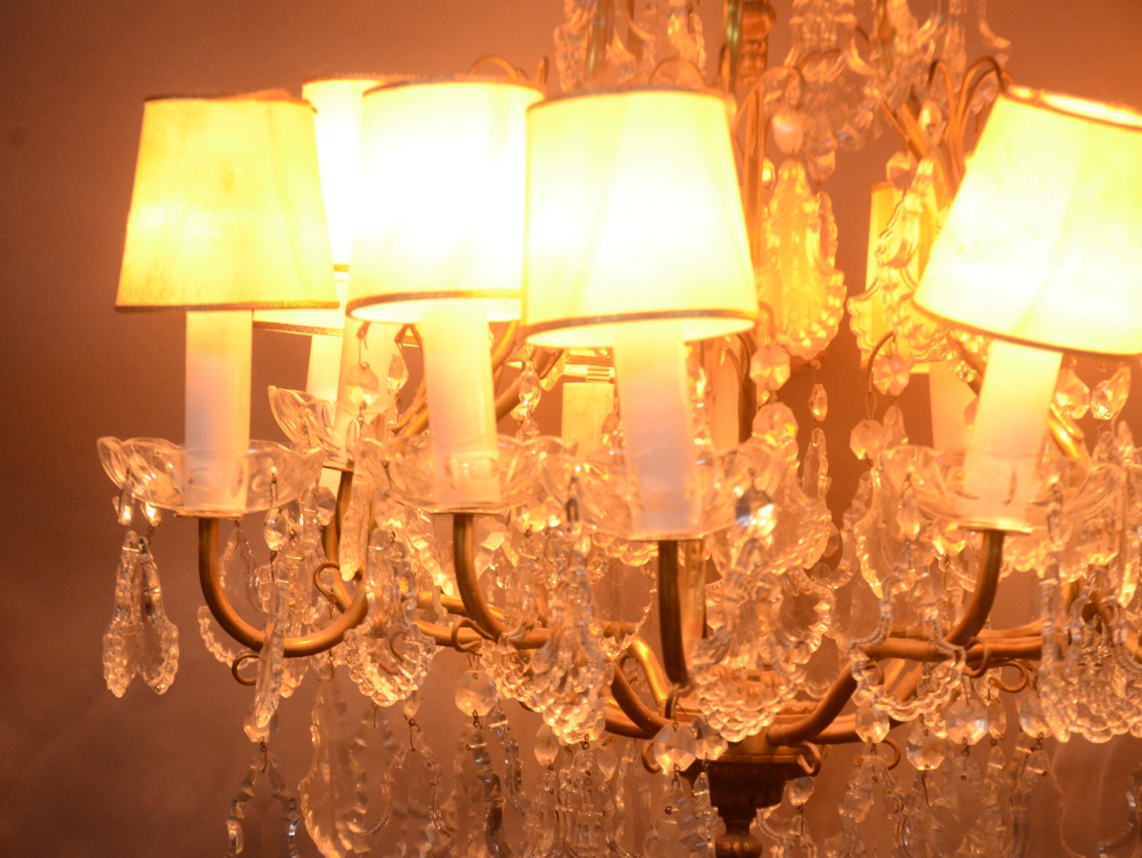 Lustre estilo Versailles para 12 luzes de metal dourado com placas e... - foto 5 de 9