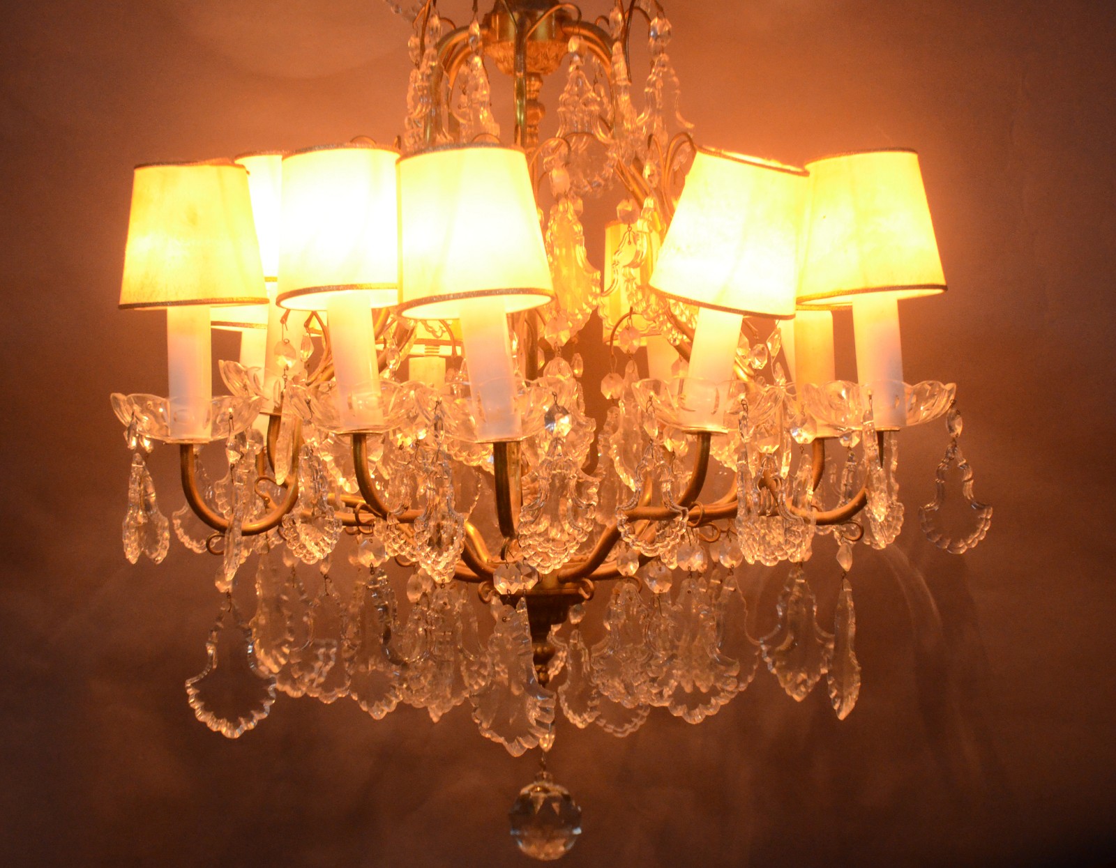 Lustre estilo Versailles para 12 luzes de metal dourado com placas e... - foto 6 de 9