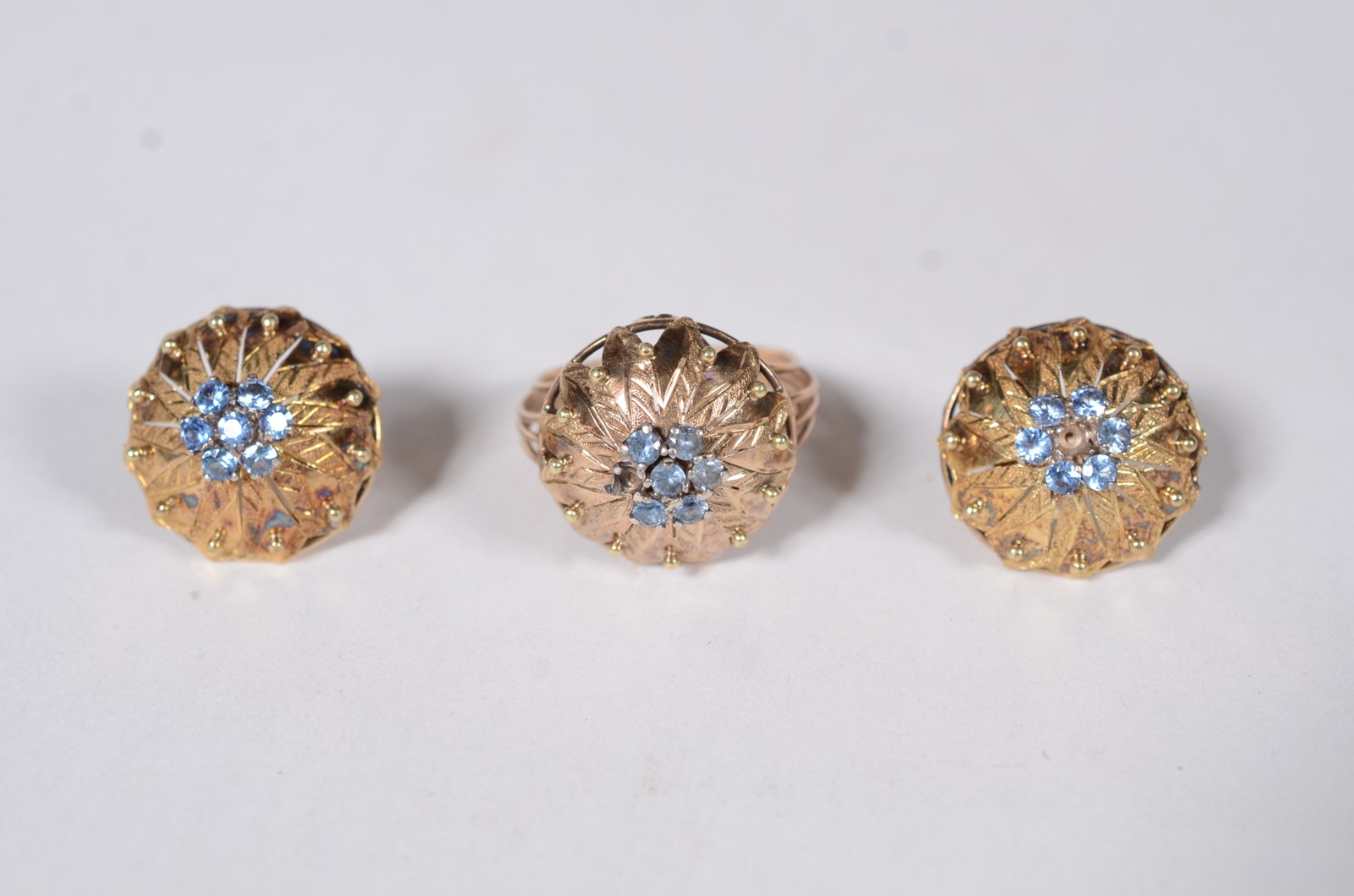Conjunto de ouro 18 k composto de: par de brincos e anel com pedra... - foto 1 de 9