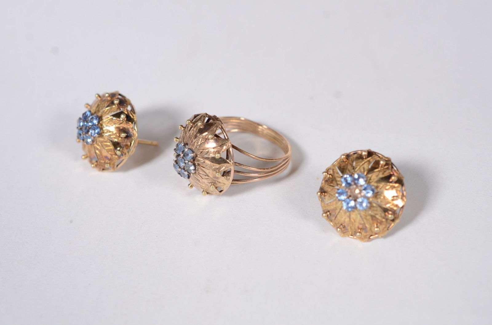 Conjunto de ouro 18 k composto de: par de brincos e anel com pedra... - foto 2 de 9