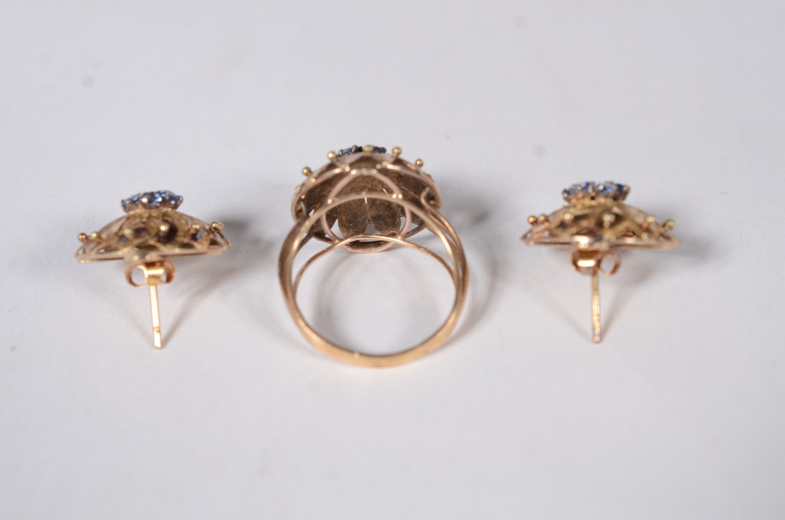 Conjunto de ouro 18 k composto de: par de brincos e anel com pedra... - foto 3 de 9