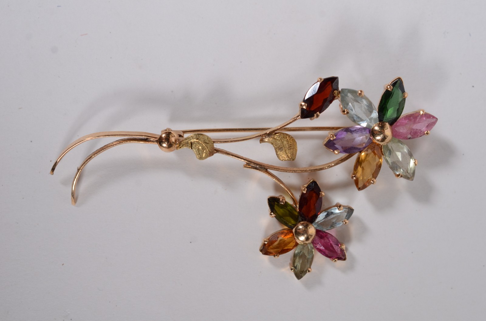 Broche de ouro 18 k, feitio flor com pedras brasileiras. (Por motivos... - foto 2 de 3