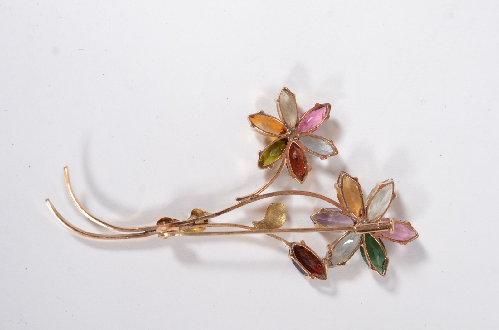 Broche de ouro 18 k, feitio flor com pedras brasileiras. (Por motivos... - foto 3 de 3