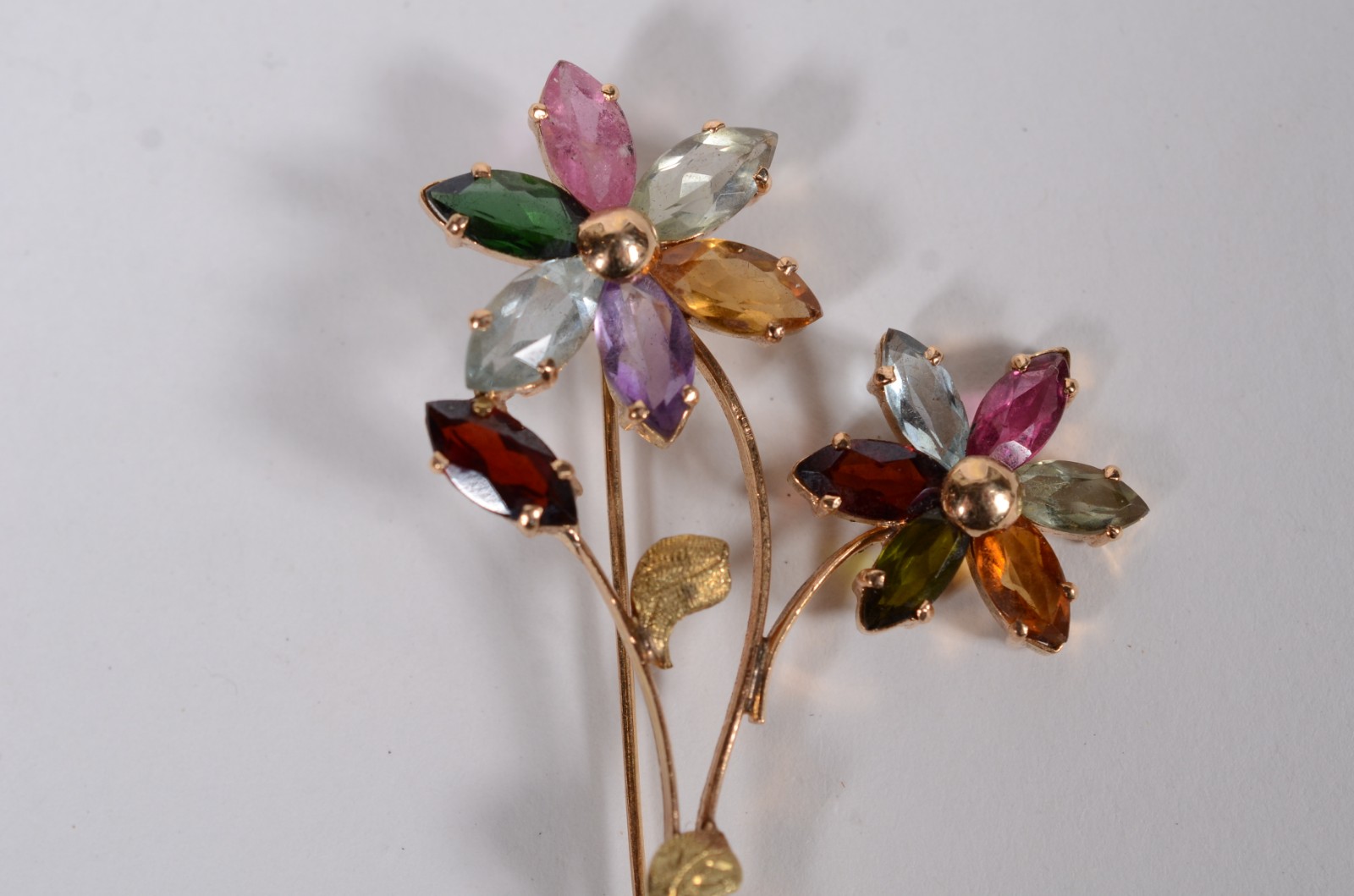 Broche de ouro 18 k, feitio flor com pedras brasileiras. (Por motivos... - foto 1 de 3