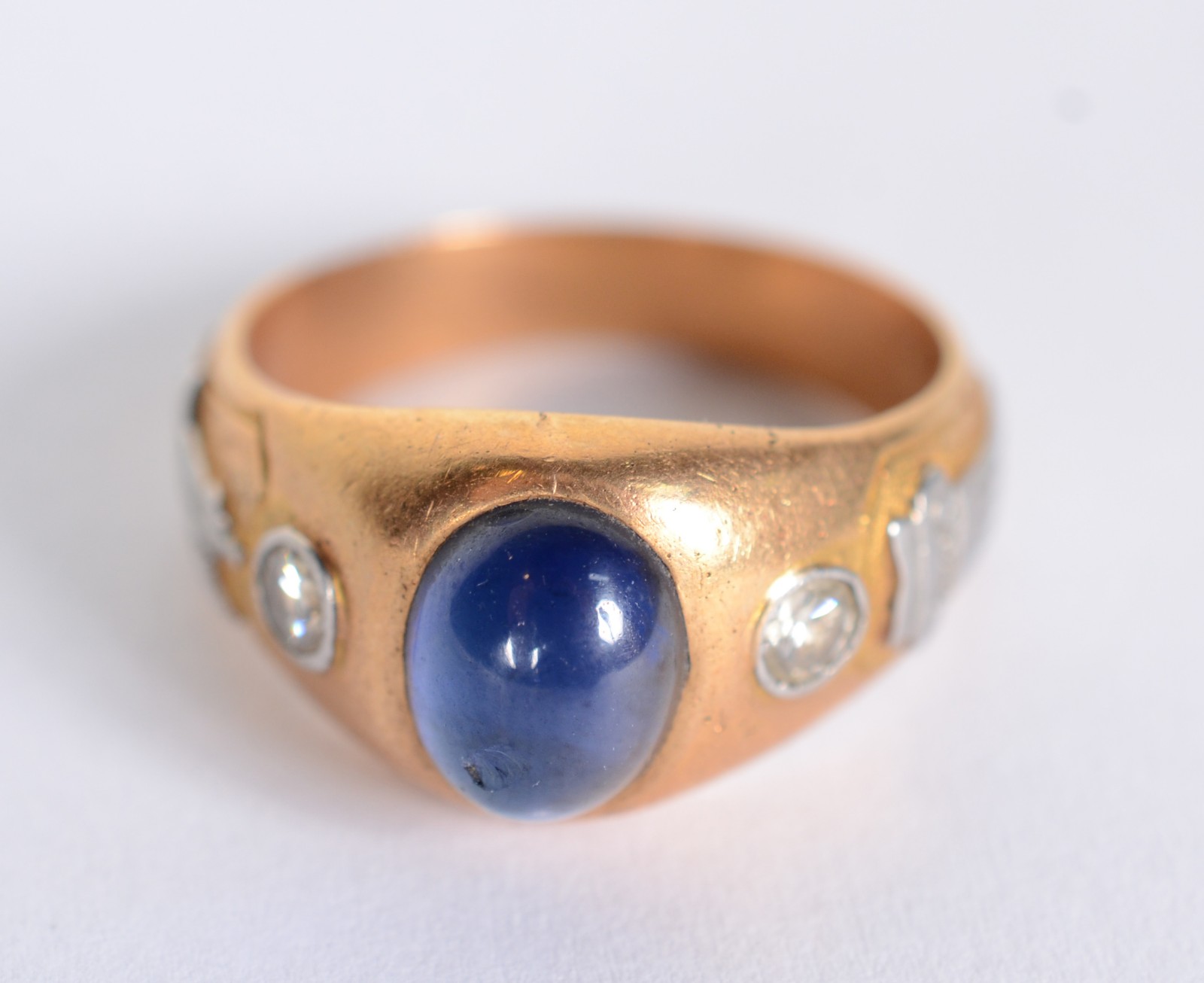 Anel de ouro 18 k., pedra azul cabochão, 2 brilhantes laterais, aro... - foto 1 de 8
