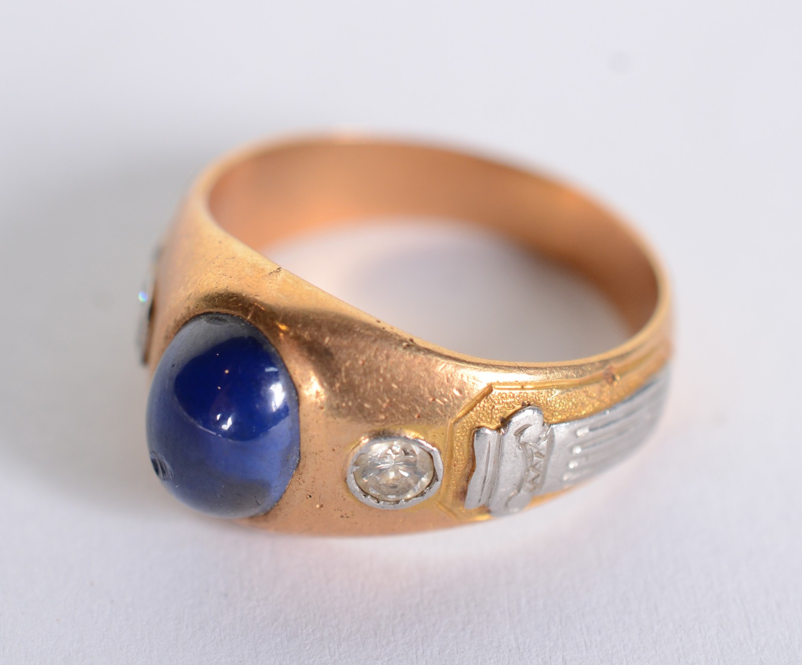Anel de ouro 18 k., pedra azul cabochão, 2 brilhantes laterais, aro... - foto 2 de 8