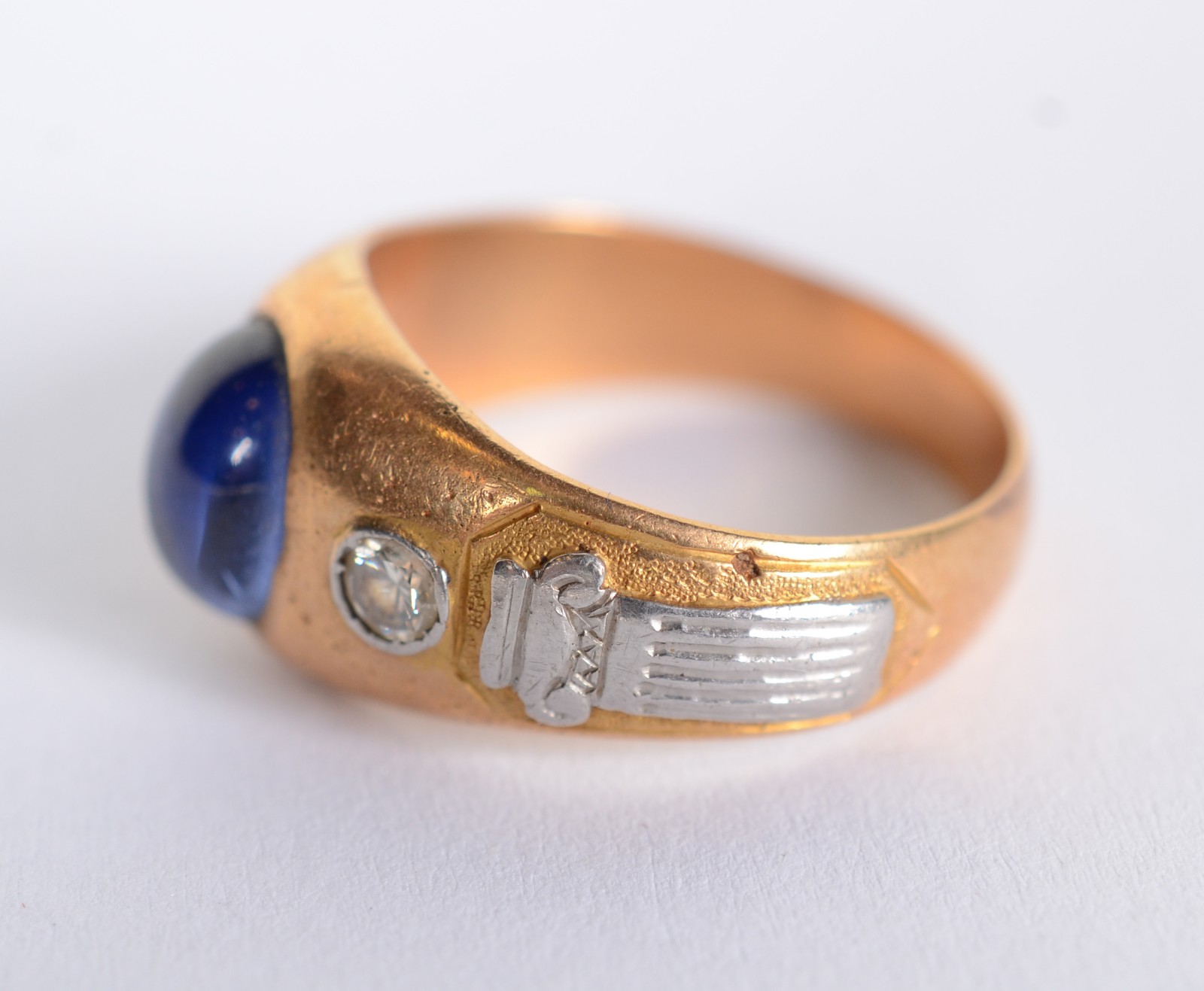 Anel de ouro 18 k., pedra azul cabochão, 2 brilhantes laterais, aro... - foto 3 de 8