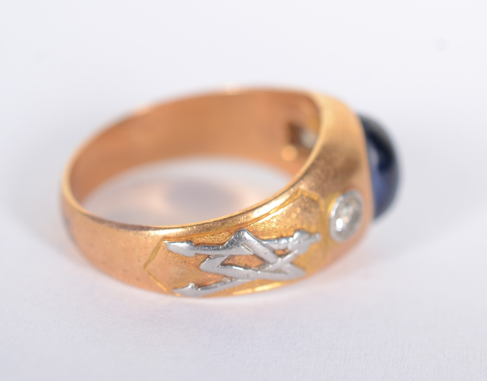 Anel de ouro 18 k., pedra azul cabochão, 2 brilhantes laterais, aro... - foto 4 de 8