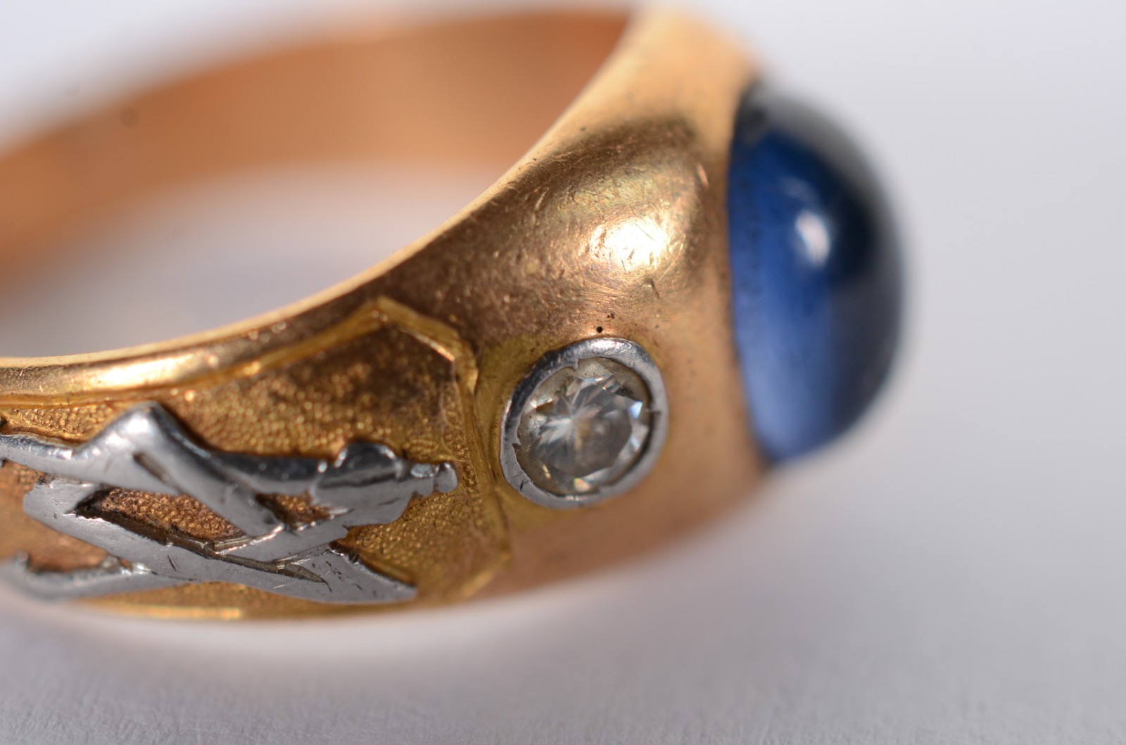 Anel de ouro 18 k., pedra azul cabochão, 2 brilhantes laterais, aro... - foto 6 de 8