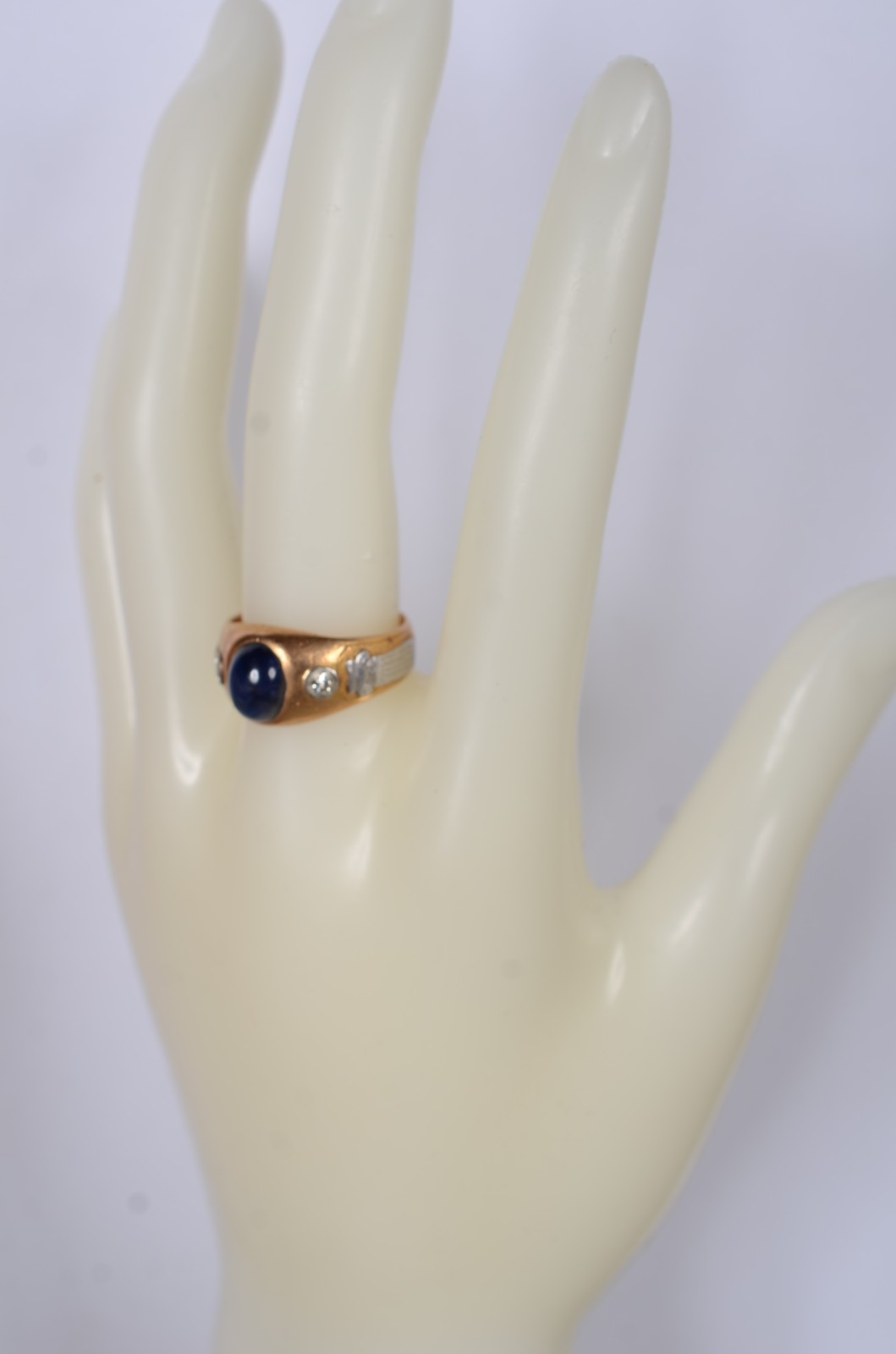 Anel de ouro 18 k., pedra azul cabochão, 2 brilhantes laterais, aro... - foto 7 de 8