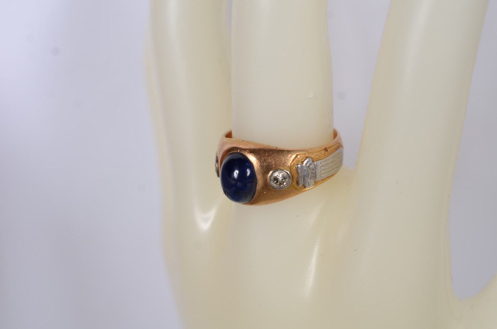 Anel de ouro 18 k., pedra azul cabochão, 2 brilhantes laterais, aro... - foto 8 de 8