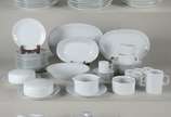 Porcelanas Renner (1937-1990),  - Aparelho de jantar, chá e café de porcelana Renner branca, borda com folhas de parreira, composto de: 23 pratos rasos, 10 fundos, 3 açucareiros (1 sem