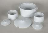 Porcelanas Renner (1937-1990),  - Aparelho de jantar, chá e café de porcelana Renner branca, borda com folhas de parreira, composto de: 23 pratos rasos, 10 fundos, 3 açucareiros (1 sem