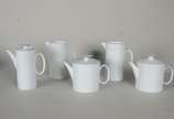 Porcelanas Renner (1937-1990),  - Aparelho de jantar, chá e café de porcelana Renner branca, borda com folhas de parreira, composto de: 23 pratos rasos, 10 fundos, 3 açucareiros (1 sem