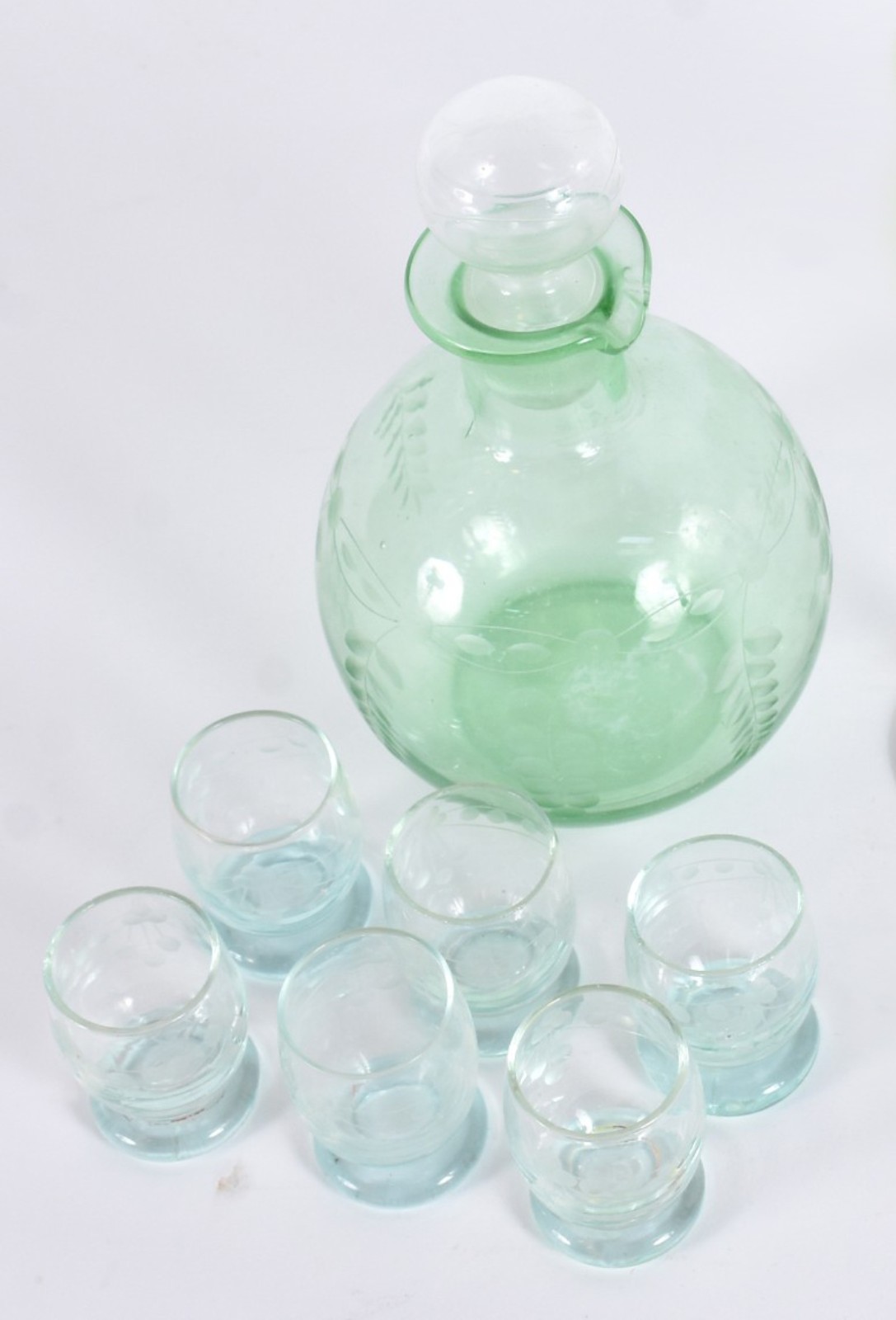 Conjunto de licoreira com 6 copinhos de vidro na cor verde. - foto 2 de 3
