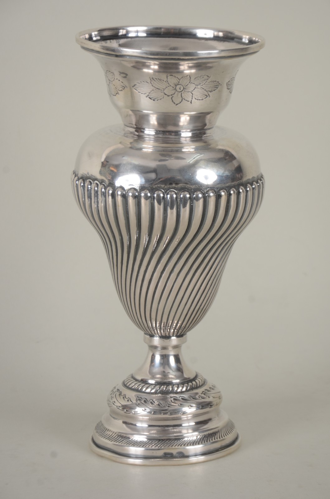 Vaso de prata, contraste 833 mls. Peso da prata: 540 g. Pequenos... - foto 1 de 9