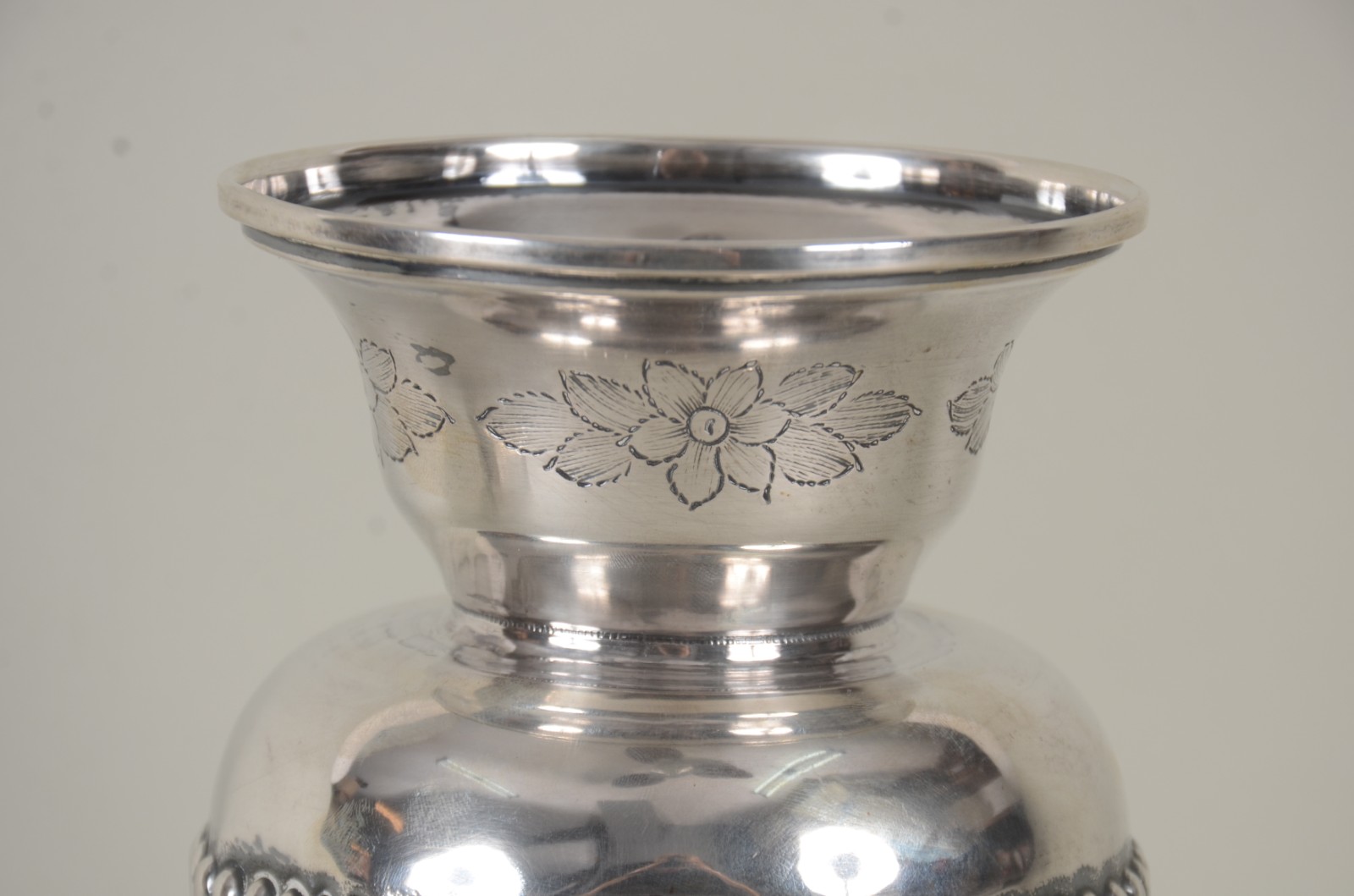 Vaso de prata, contraste 833 mls. Peso da prata: 540 g. Pequenos... - foto 2 de 9