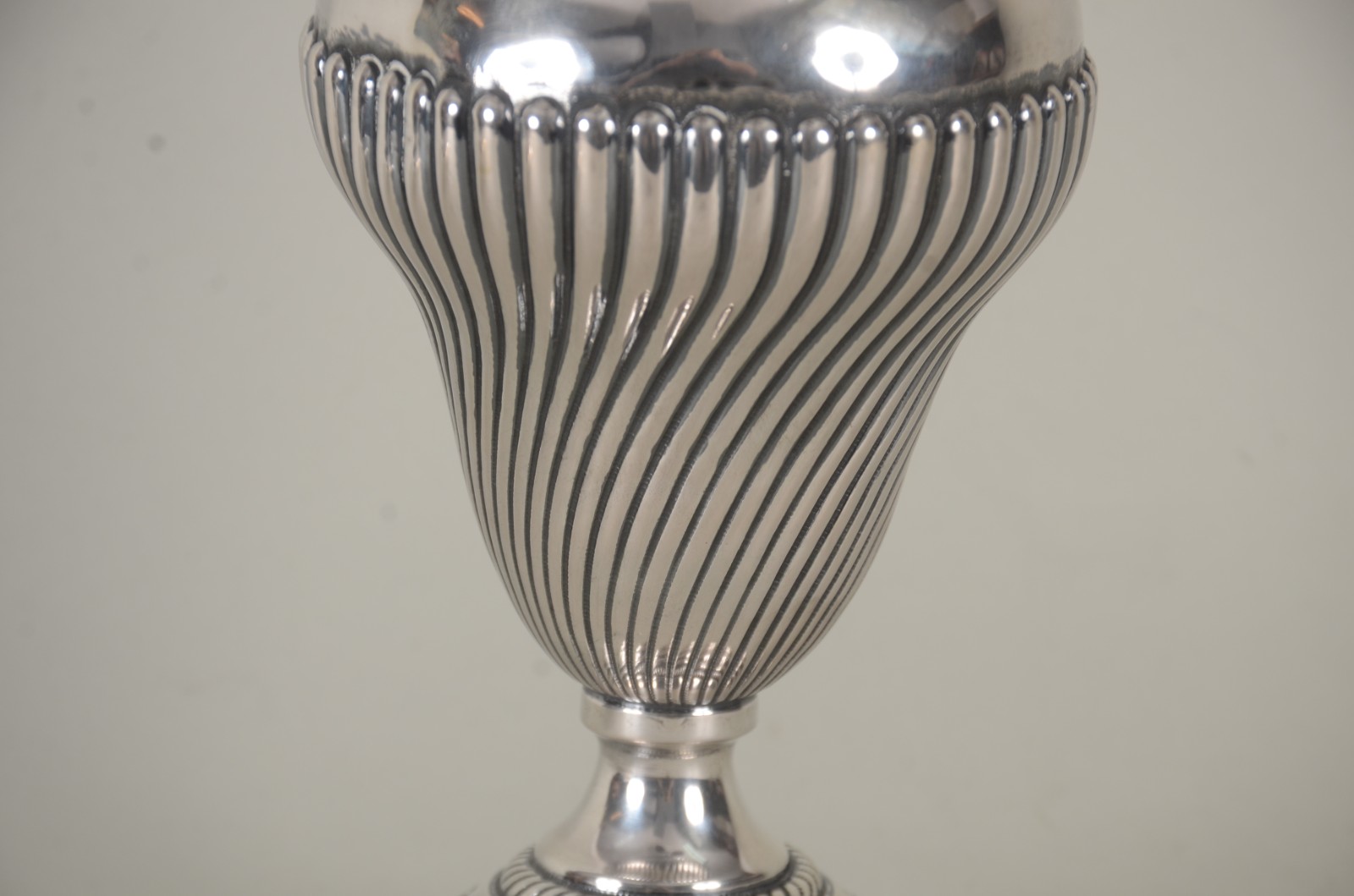 Vaso de prata, contraste 833 mls. Peso da prata: 540 g. Pequenos... - foto 3 de 9