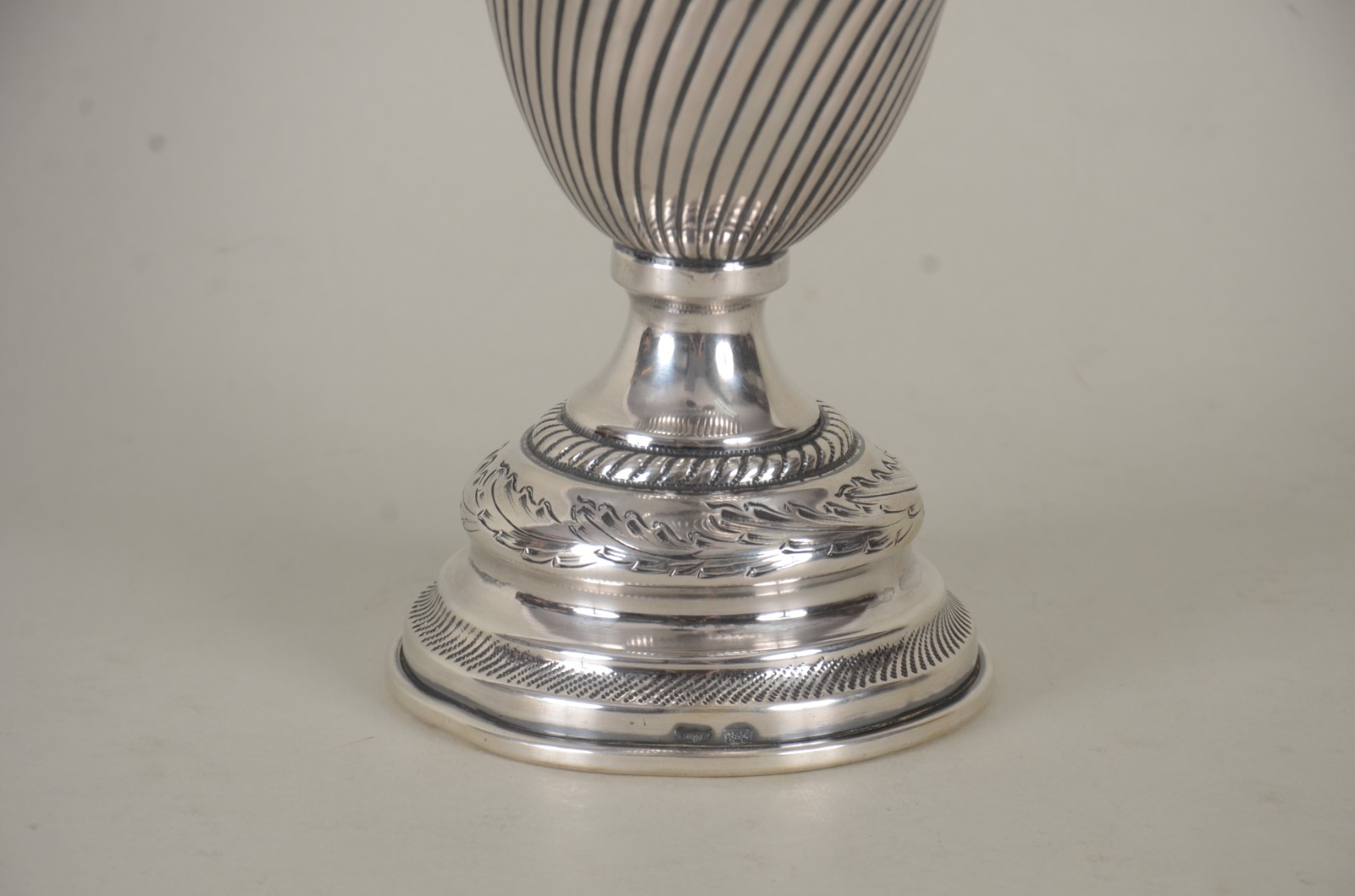 Vaso de prata, contraste 833 mls. Peso da prata: 540 g. Pequenos... - foto 4 de 9