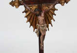 Crucifixo   de madeira com figura de Cristo de ... - Crucifixo   de madeira com figura de Cristo de madeira policromada e realces dourados no resplendor. Séc.XIX.