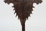 Crucifixo   de madeira com figura de Cristo de ... - Crucifixo   de madeira com figura de Cristo de madeira policromada e realces dourados no resplendor. Séc.XIX.