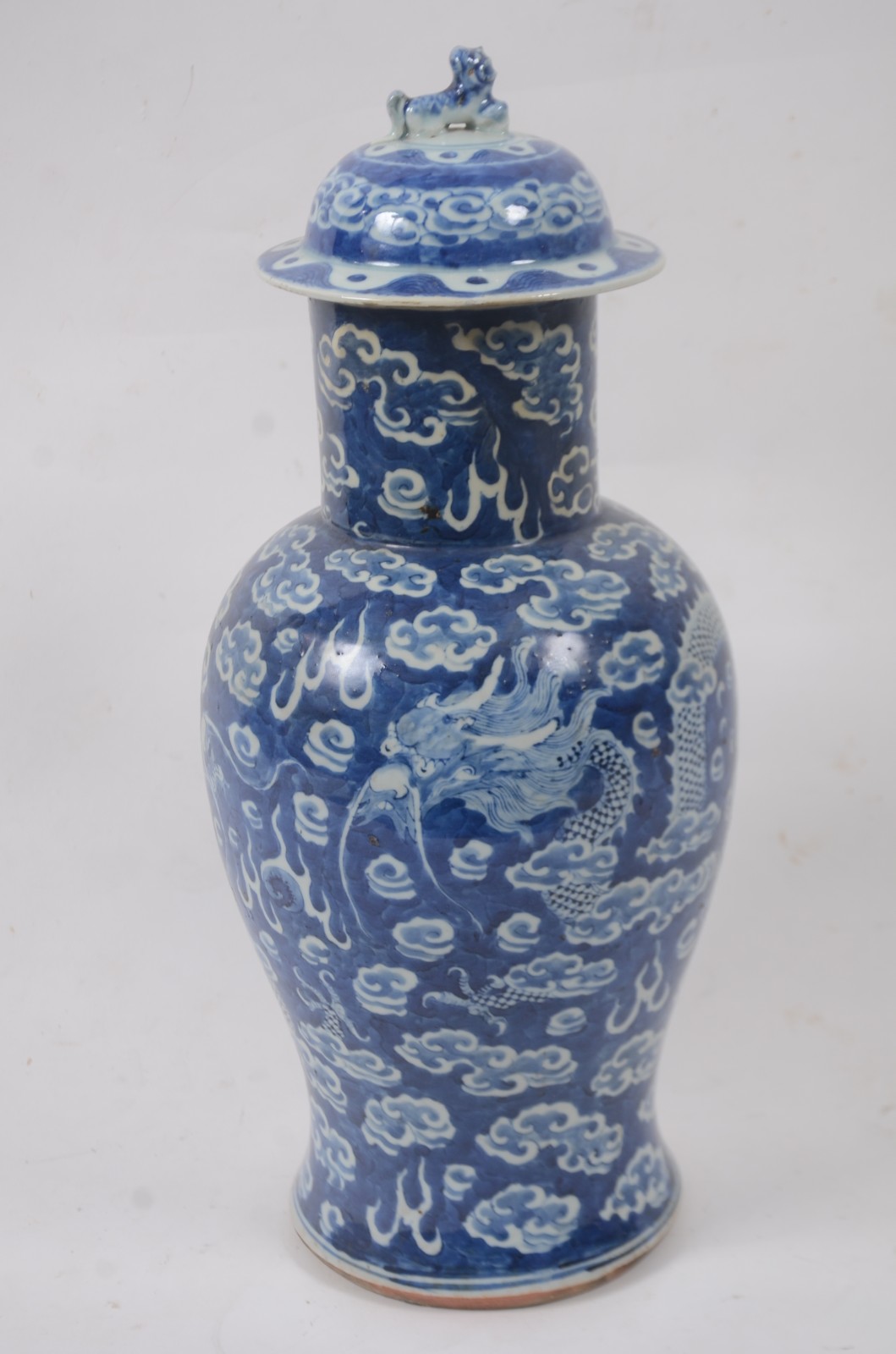Potiche de porcelana oriental em tons de azul e branco, decorada com... - foto 1 de 7