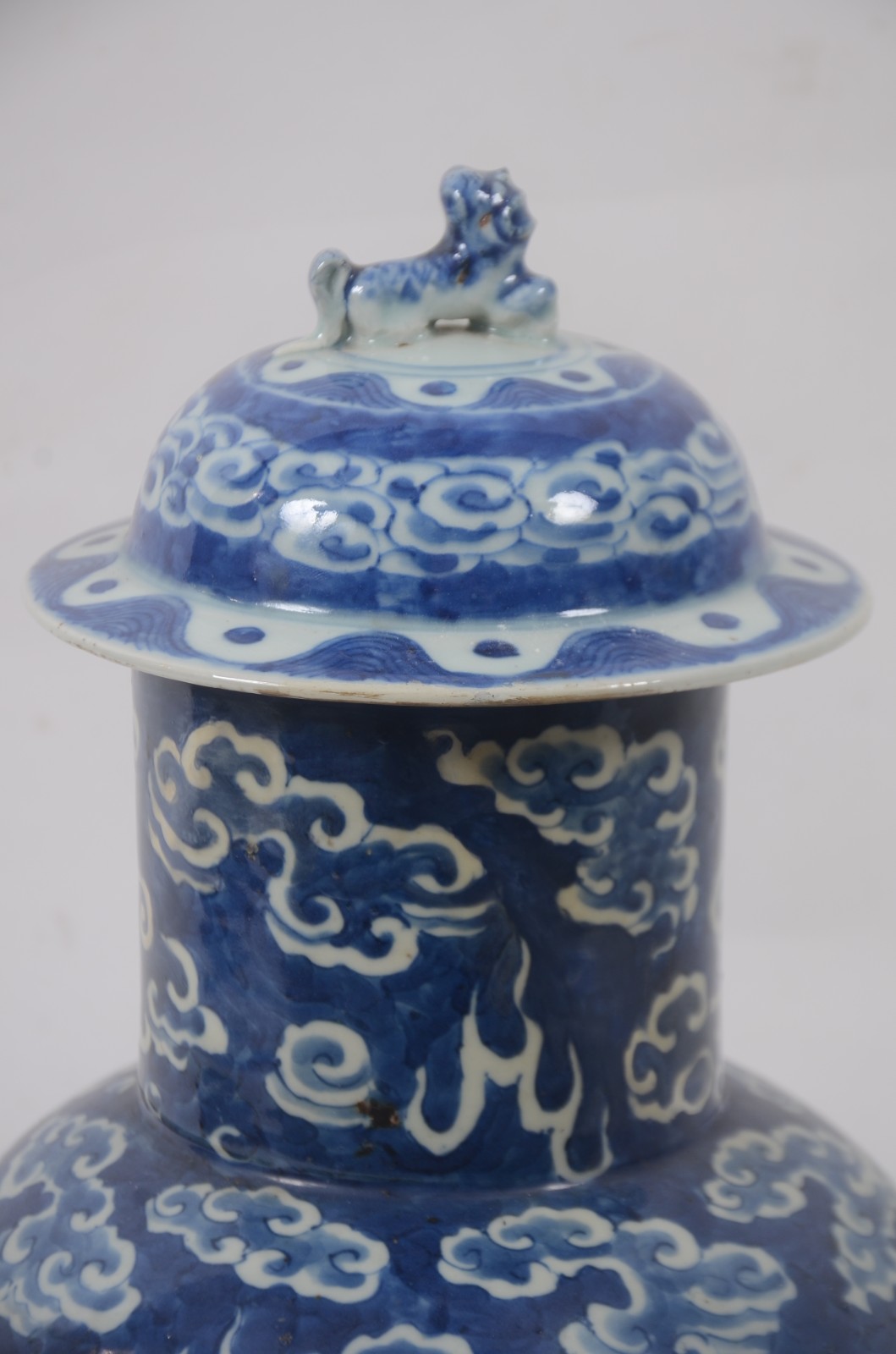Potiche de porcelana oriental em tons de azul e branco, decorada com... - foto 2 de 7