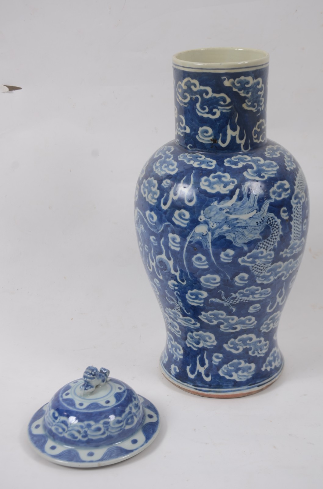 Potiche de porcelana oriental em tons de azul e branco, decorada com... - foto 3 de 7