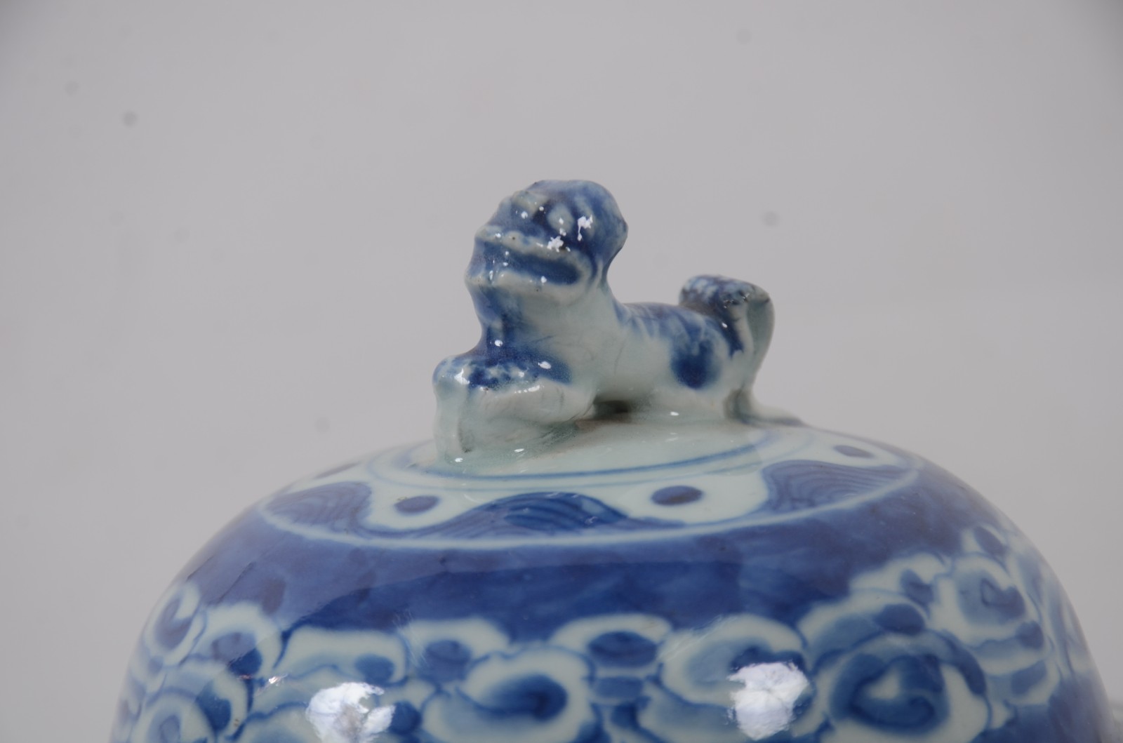 Potiche de porcelana oriental em tons de azul e branco, decorada com... - foto 4 de 7