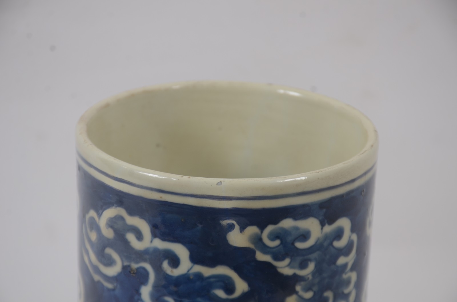 Potiche de porcelana oriental em tons de azul e branco, decorada com... - foto 5 de 7