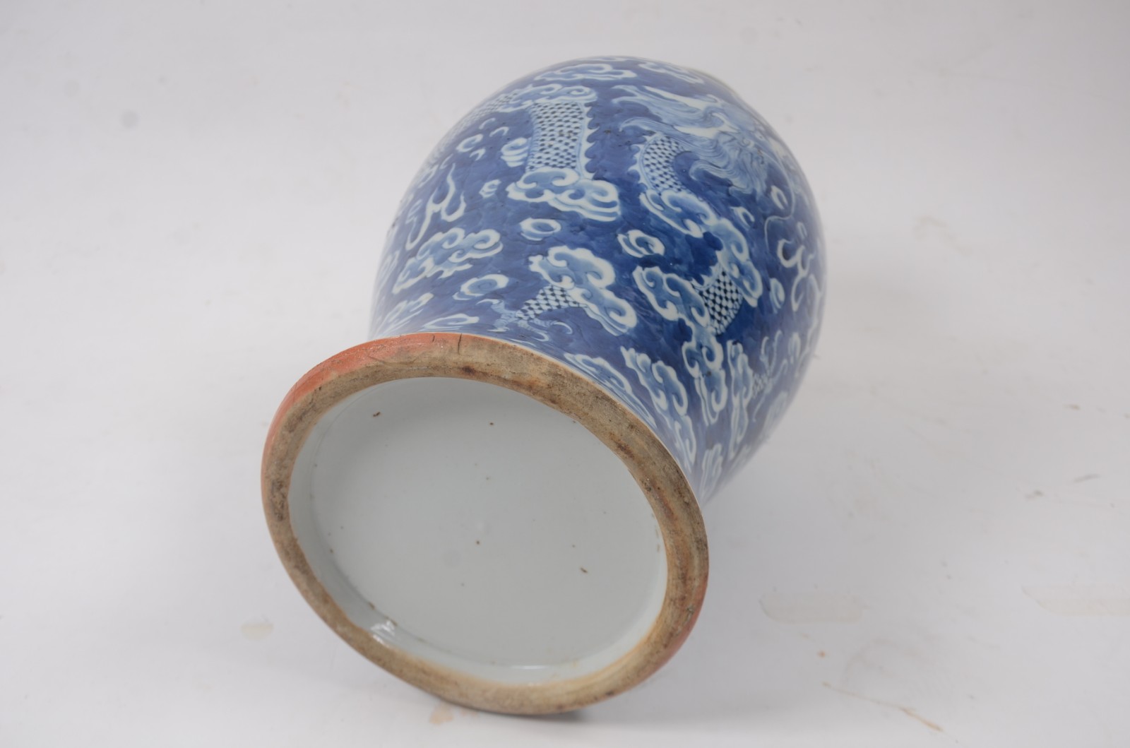 Potiche de porcelana oriental em tons de azul e branco, decorada com... - foto 6 de 7