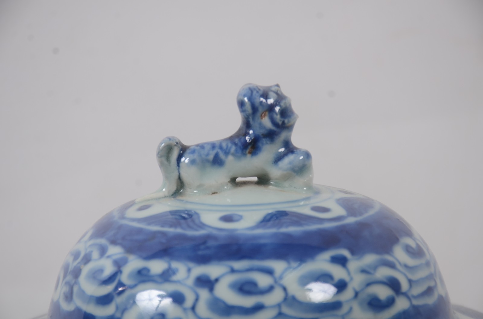 Potiche de porcelana oriental em tons de azul e branco, decorada com... - foto 7 de 7