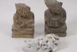Diversas peças, sendo: 2 figuras de pedra (pequ... - Diversas peças, sendo: 2 figuras de pedra (pequeno lascado numa delas) e estatueta de porcelana oriental policromada representando "porquinho" .
