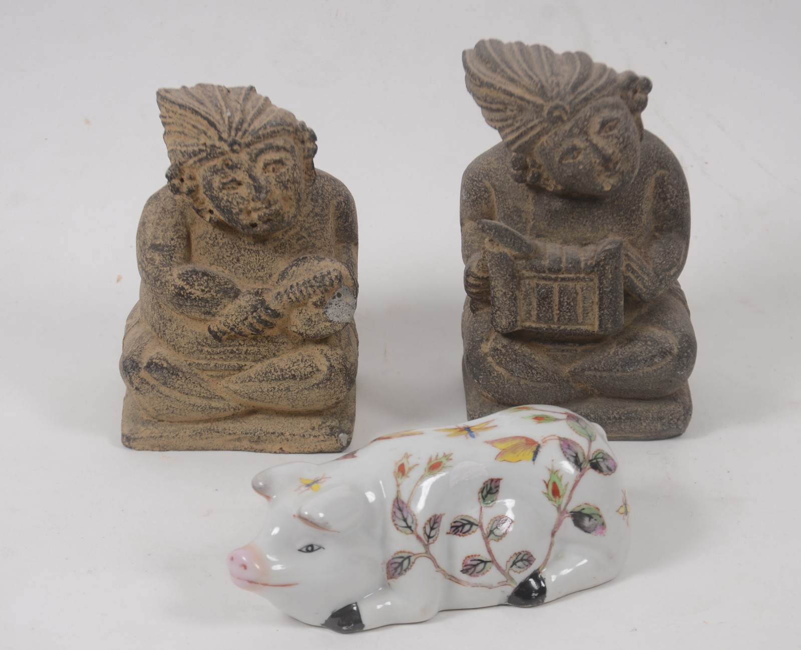 Diversas peças, sendo: 2 figuras de pedra (pequeno lascado numa... - foto 1 de 5