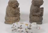 Diversas peças, sendo: 2 figuras de pedra (pequ... - Diversas peças, sendo: 2 figuras de pedra (pequeno lascado numa delas) e estatueta de porcelana oriental policromada representando "porquinho" .