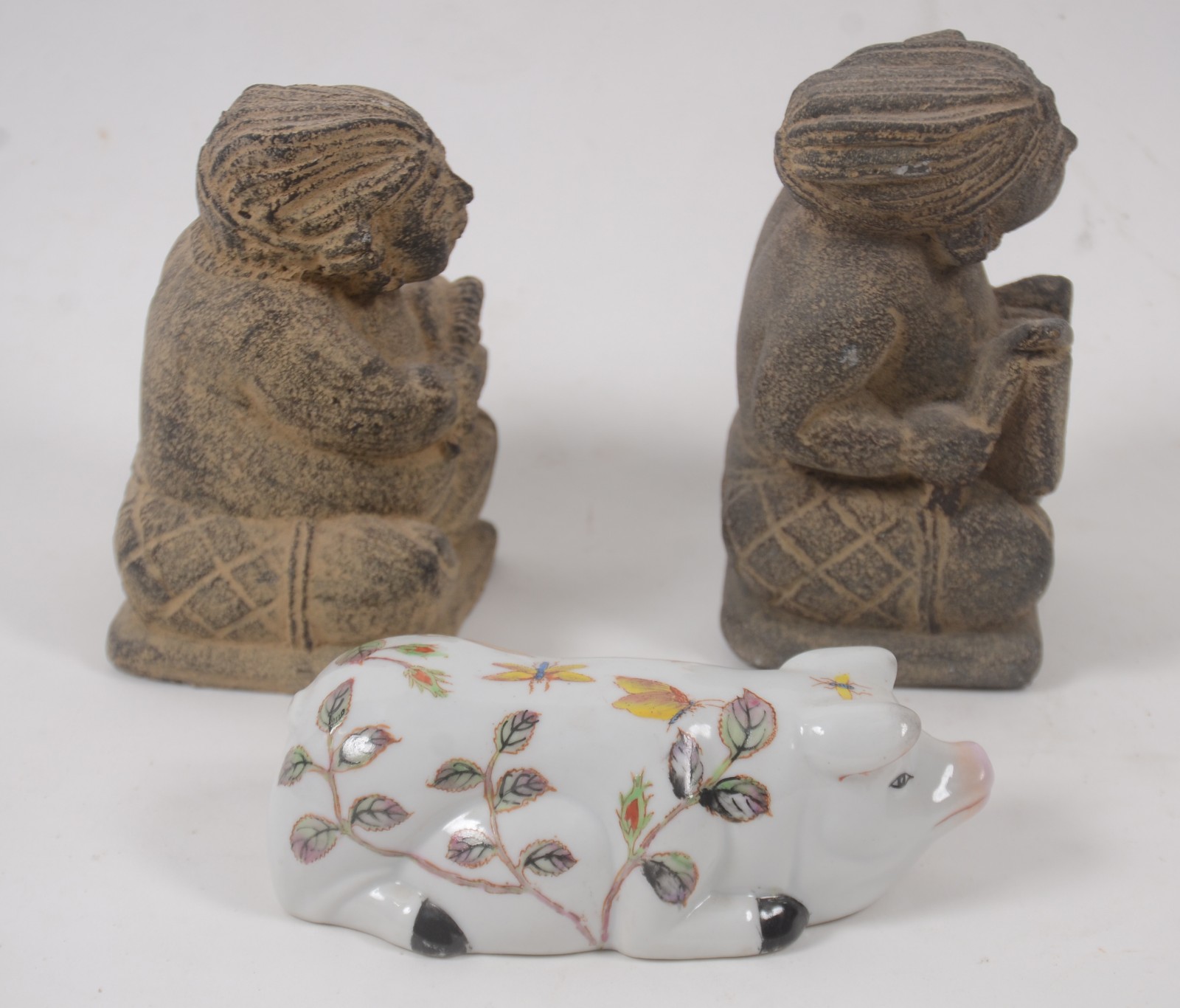 Diversas peças, sendo: 2 figuras de pedra (pequeno lascado numa... - foto 2 de 5