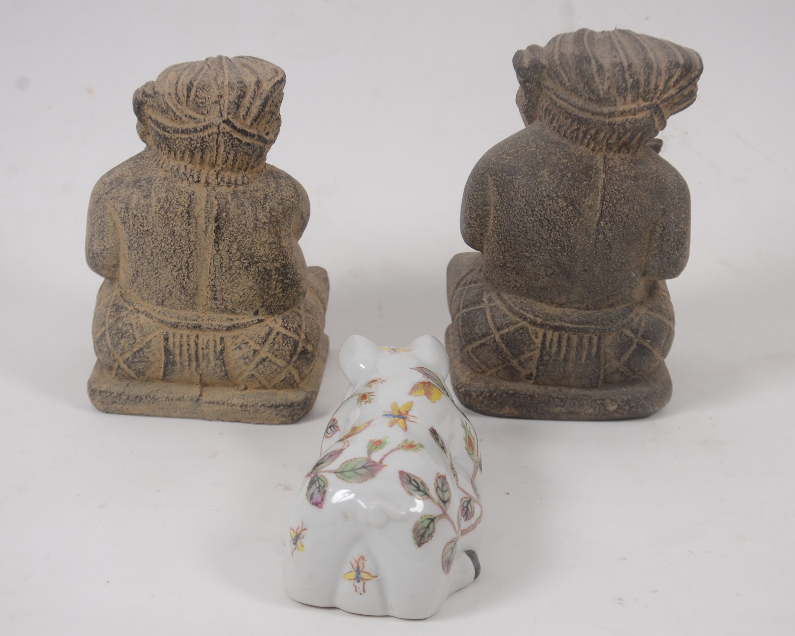 Diversas peças, sendo: 2 figuras de pedra (pequeno lascado numa... - foto 3 de 5