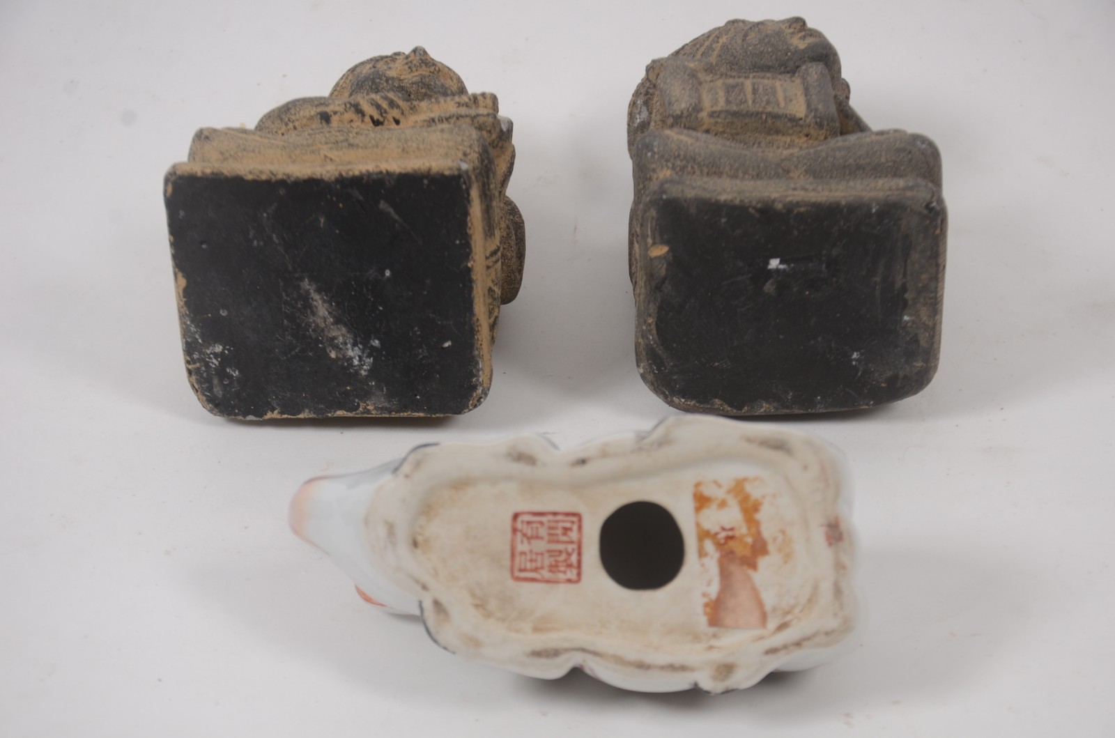 Diversas peças, sendo: 2 figuras de pedra (pequeno lascado numa... - foto 4 de 5