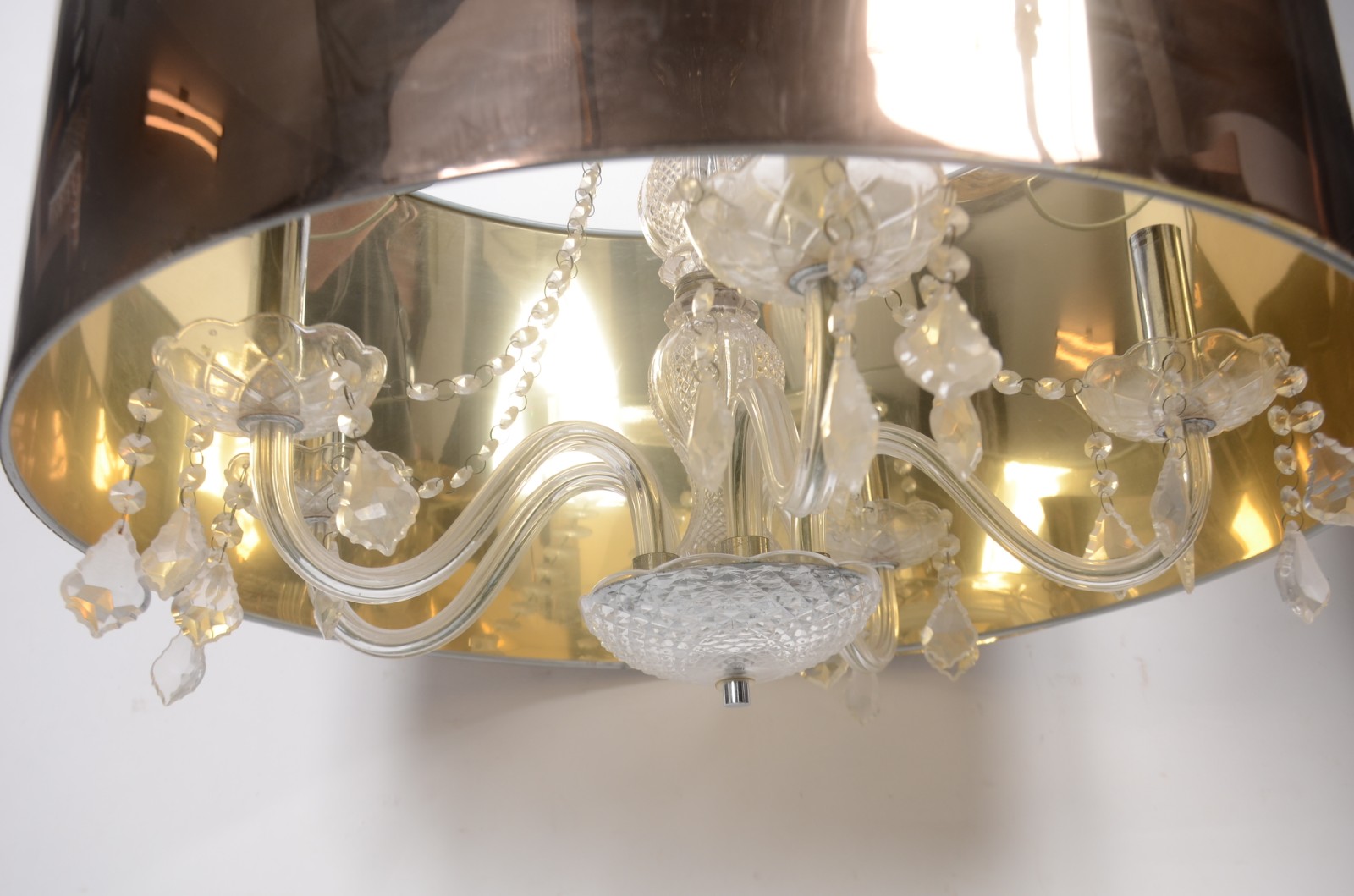Lustre moderno para 5 luzes. Cúpula externa soltando as bordas. - foto 1 de 4