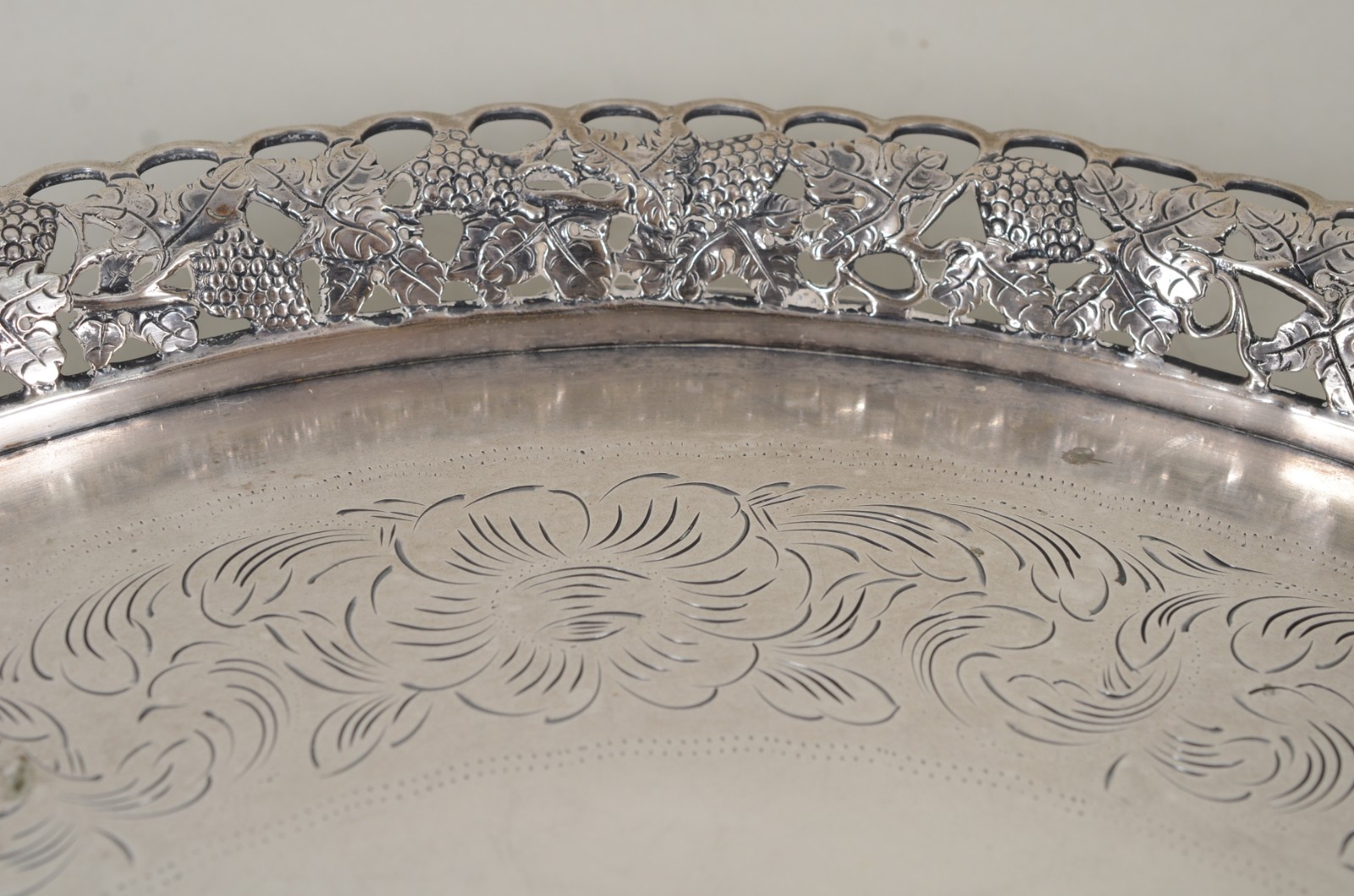 Salva de prata, fundo cinzelado, contraste 833 mls. Peso da prata... - foto 4 de 6