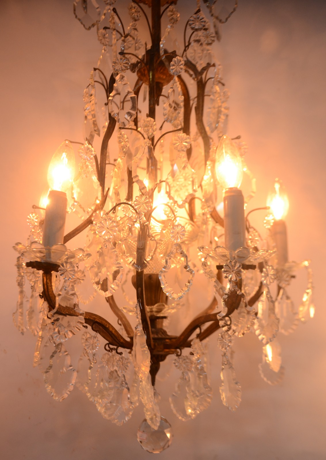 Lustre de metal para 10 luzes com pingentes de cristal lapidado. - foto 2 de 8