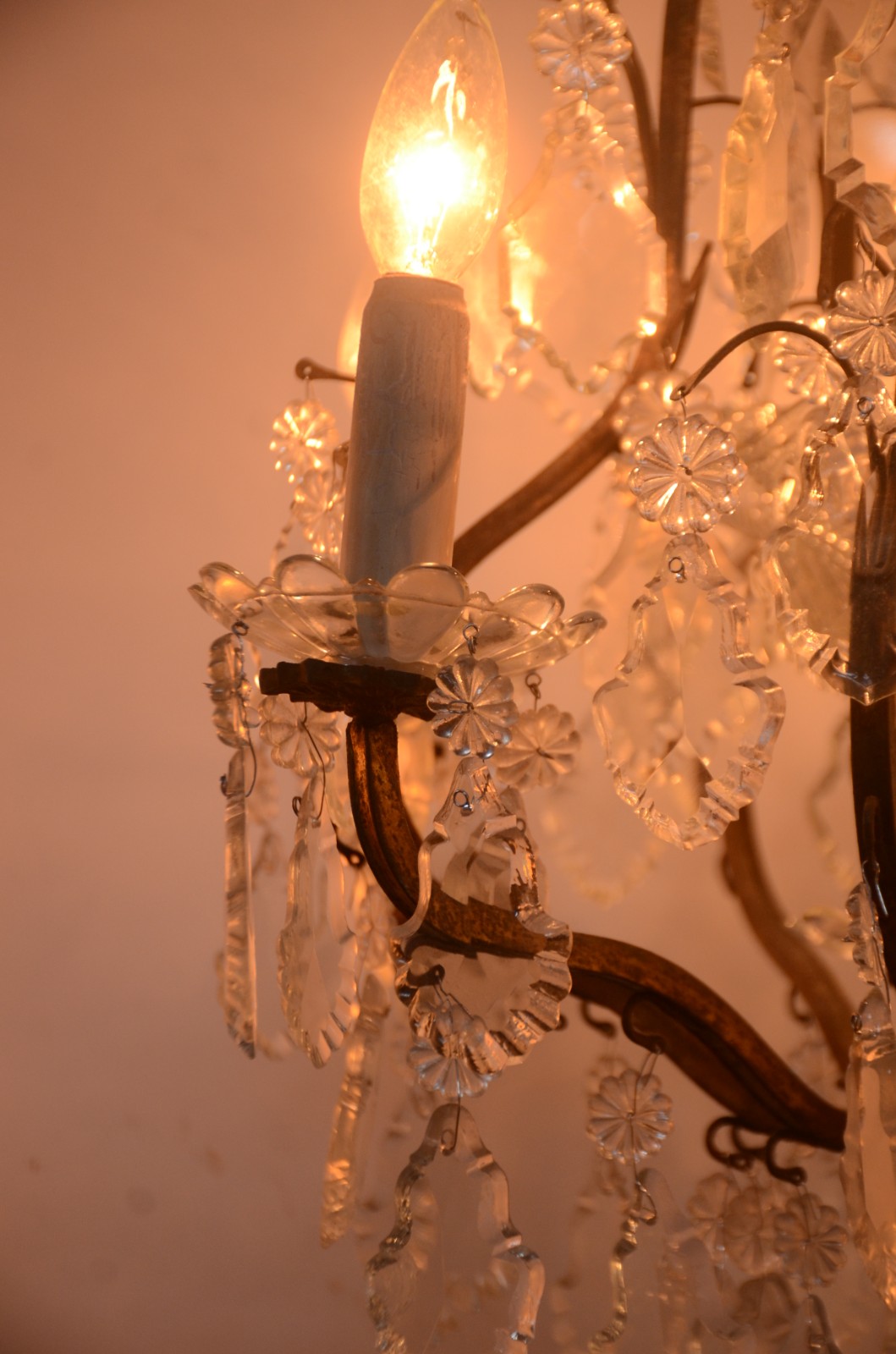 Lustre de metal para 10 luzes com pingentes de cristal lapidado. - foto 3 de 8