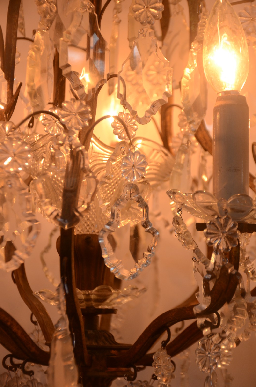 Lustre de metal para 10 luzes com pingentes de cristal lapidado. - foto 4 de 8