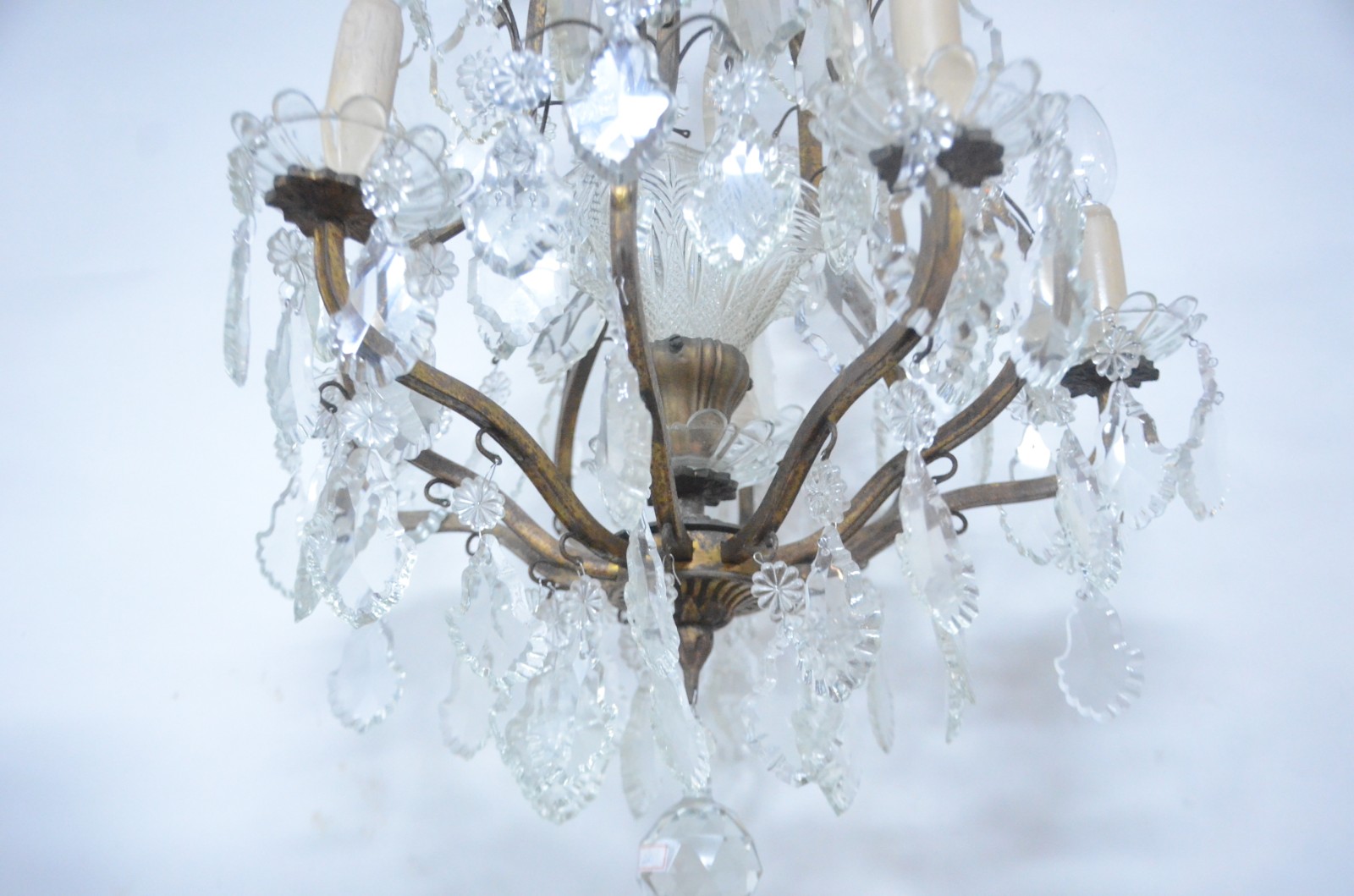 Lustre de metal para 10 luzes com pingentes de cristal lapidado. - foto 6 de 8