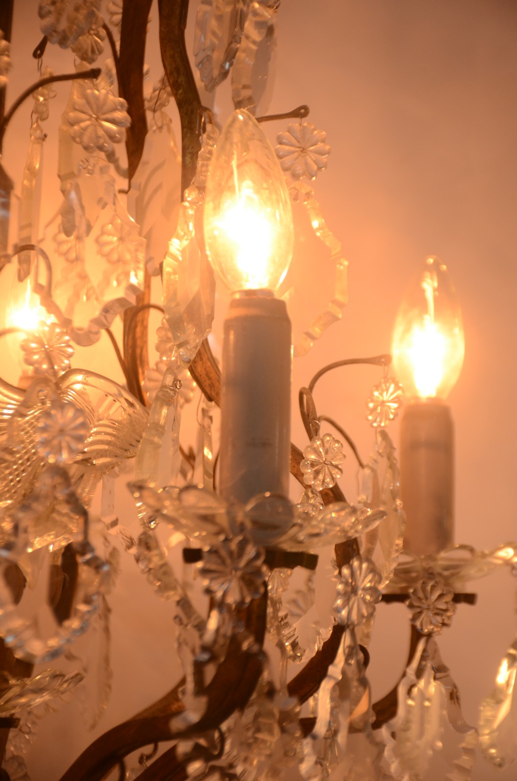 Lustre de metal para 10 luzes com pingentes de cristal lapidado. - foto 8 de 8