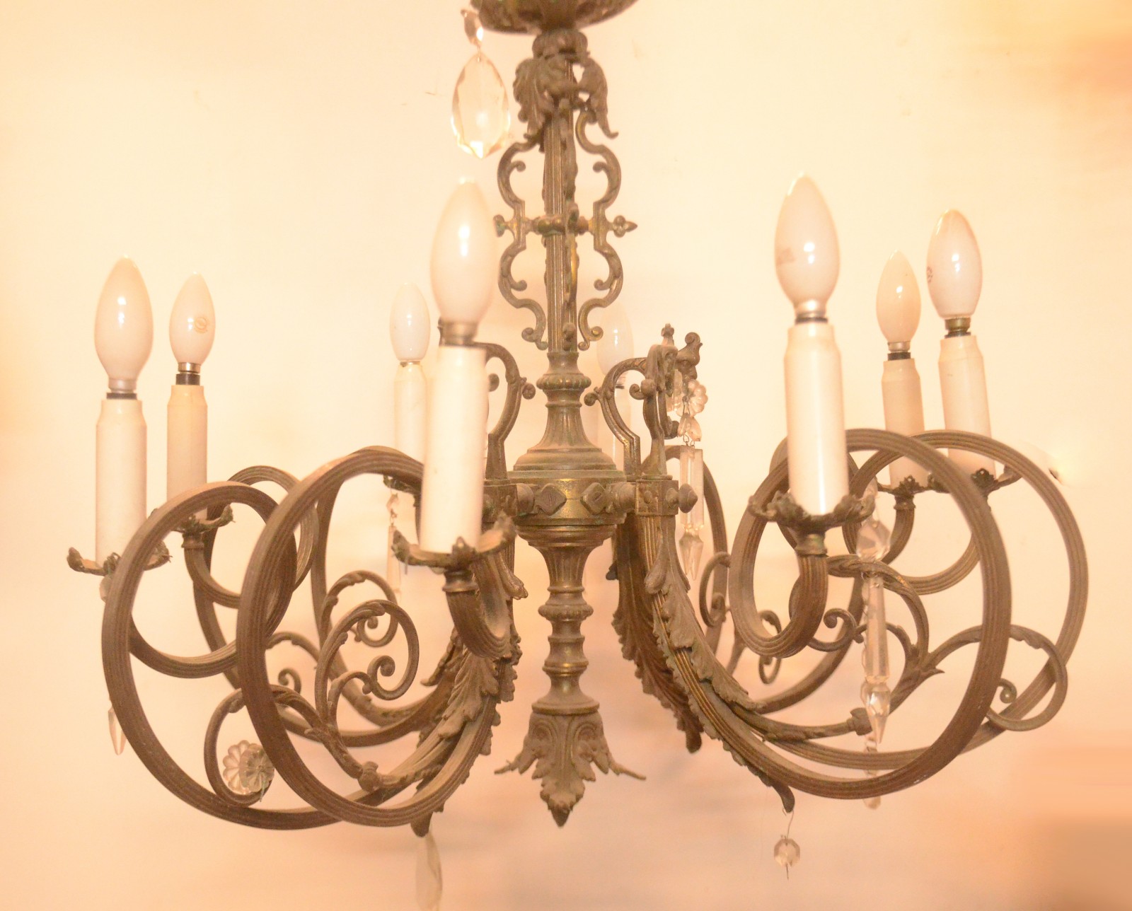 Lustre de metal para oito luzes, hastes em curvas guarnecidas por... - foto 1 de 9