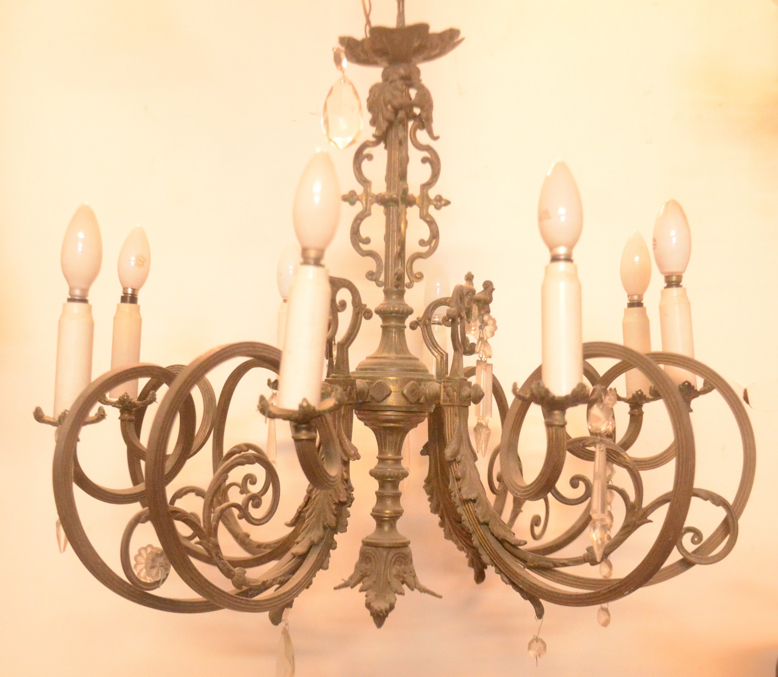 Lustre de metal para oito luzes, hastes em curvas guarnecidas por... - foto 2 de 9